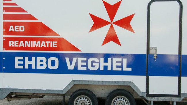 Aanhanger met het logo van EHBO Veghel voor AED en reanimatie